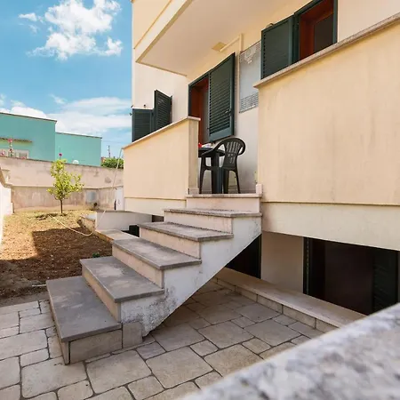 Residence La Grotta דירה *